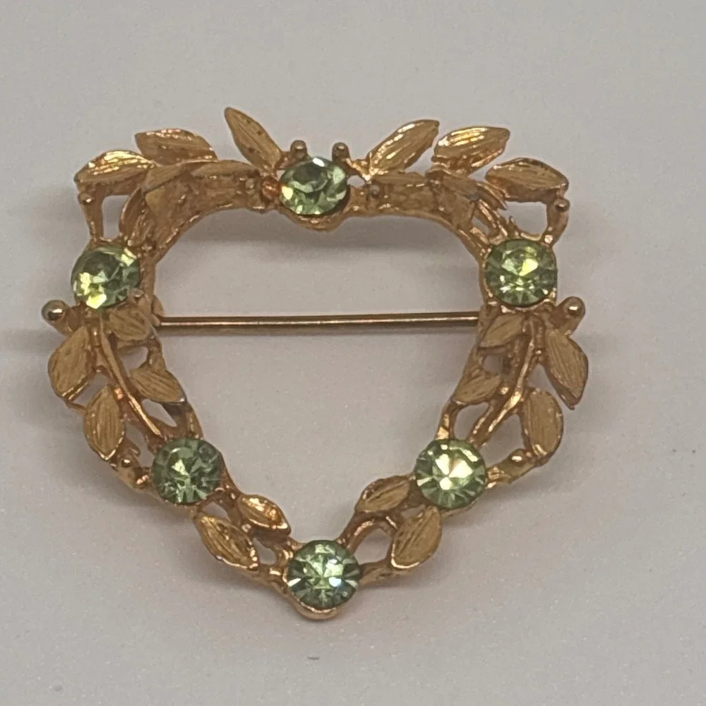 Vintage Gold Tone Brooch‎ Heart Wreath Light Green Rhinestones Leaf Pin